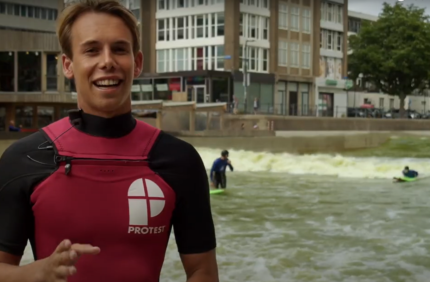Stef van Noordennen legt spelregels Perfect Wave uit